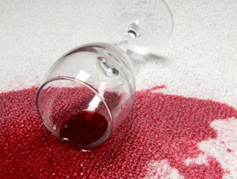 Wijnvlekken in tapijt verwijderen